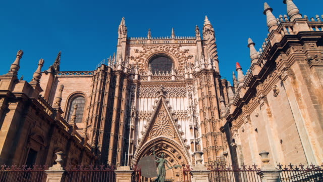 Sonne-Licht-Sevilla-wichtigsten-Kathedrale-Eingang-4-k-Zeitraffer-Spanien