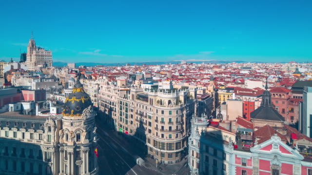 La-luz-del-día,-Madrid-el-mirador-gran-a-través-de-Metropolis-panorama-4-K-lapso-de-tiempo-de-España