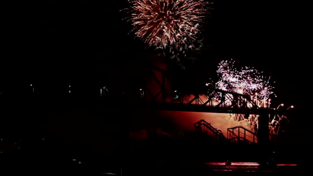 Big-Fireworks-in-Montreal-near-the-Bridge