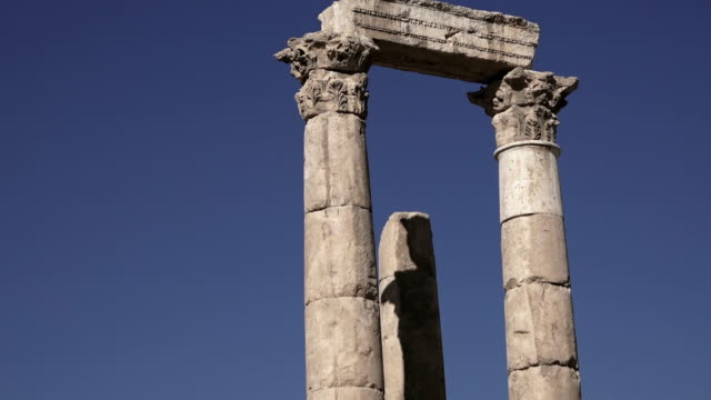 Roman-columns-at-the-Citadel-in-Amman,-Jordan