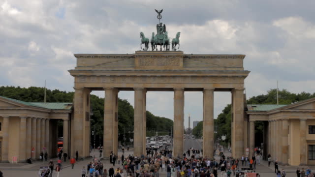 Brandenburg-gate-in-daylight