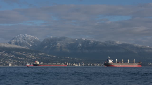 English-Bay,-Snowy-Mountains,-Vancouver-Timelapse-4K