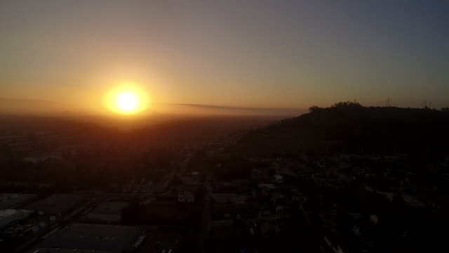 Luftbild-Sonnenuntergang-Blick-auf-die-Innenstadt-von-Los-Angeles-und-Westen-Hollywood,-VEREINIGTE-STAATEN