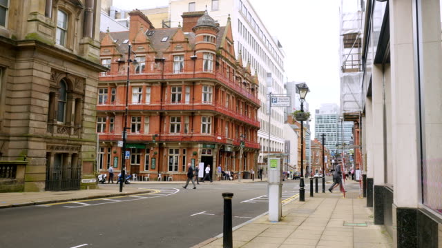City-streets,-buildings-and-people-in-Birmingham,-England.