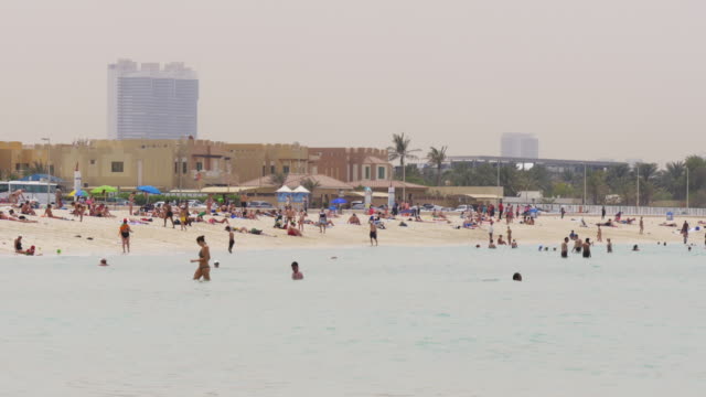 Eau-la-ciudad-de-Dubai-de-luz-de-día-de-la-vida-de-playa,-mar-de-4-K