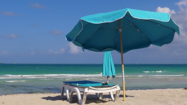 Estados-Unidos-día-de-verano-azul-claro-sombrilla-de-Miami-Sur-beach,-4-K