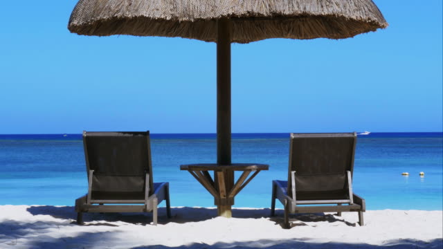 4-K-perfekte-Urlaubs-Postkarte-mit-Blick-aufs-Meer-und-zwei-Liegestühle