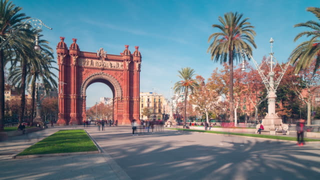 Luz-de-día-de-Barcelona-arco-del-triunfo-de-turistas-caminando-4-K-lapso-de-tiempo-de-España