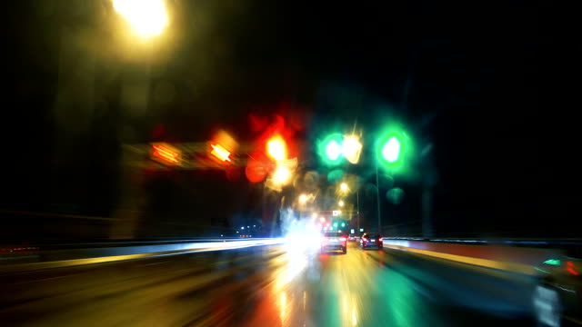 Zeitraffer-einer-regnerischen-Nacht-in-einem-Auto-auf-Jacques-Cartier-Brücke