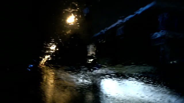 Timelapse-dunklen-Dash-Kamera-Auto-Szene-an-einem-regnerischen-Nacht