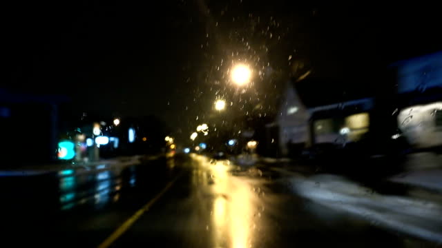 Timelapse-dunklen-Dash-Kamera-Auto-Szene-an-einem-regnerischen-Nacht