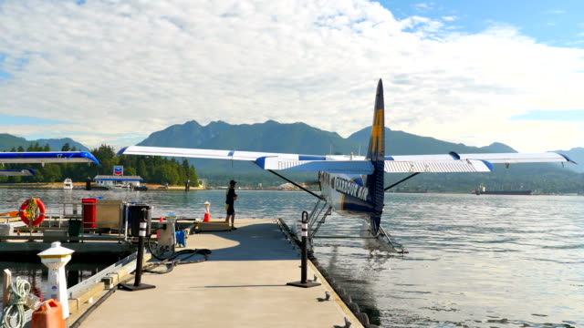 4K-Seaplane-Leaves-Dock,-North-Vancouver-in-Background
