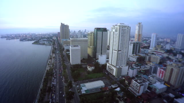 Fliegen-über-den-Roxas-Boulevard-in-Manila