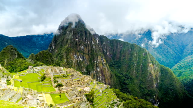 Time-lapse-of-tourists-in-Machu-Picchu-and-the-clouds-at-the-mountain