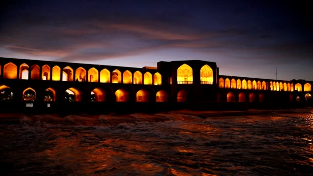 Khajoo-viejo-puente-a-través-del-río-Zayandeh-de-isfahán,-Irán.