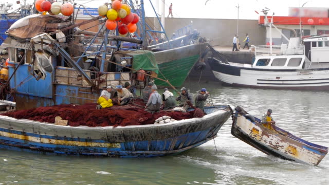 Fischerboot-schleppt-ein-anderes-Boot,-Meer,-Essaouira,-Marokko