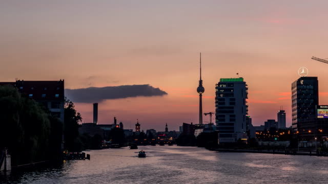Tarde-perfecta-para-noche-Timelapse-de-Berlín-por-el-río-Spree
