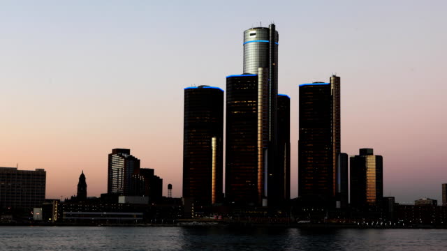 Zeitraffer-der-Detroit-Skyline-vom-Tag-zur-Nacht-auf-den-Fluss