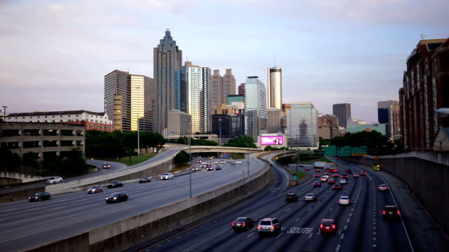 Atlanta-Georgia-Rush-Hour-Traffic-Dämmerung-Innenstadt-Stadt-Skyline