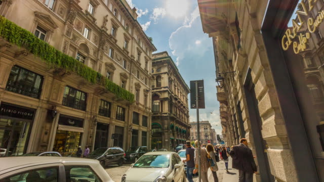 Italien-Mailand-Sonnentag-Luxus-speichert-Straße-zu-Fuß-Panorama-4k-Zeitraffer
