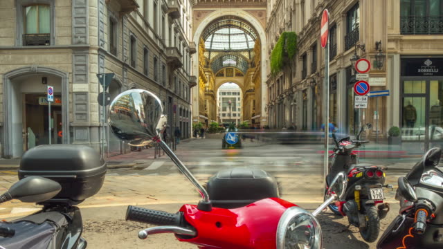 Italien-Tag-Mailand-Galerie-Vittorio-Emanuele-Straße-Roller-Parken-Panorama-4k-Zeitraffer