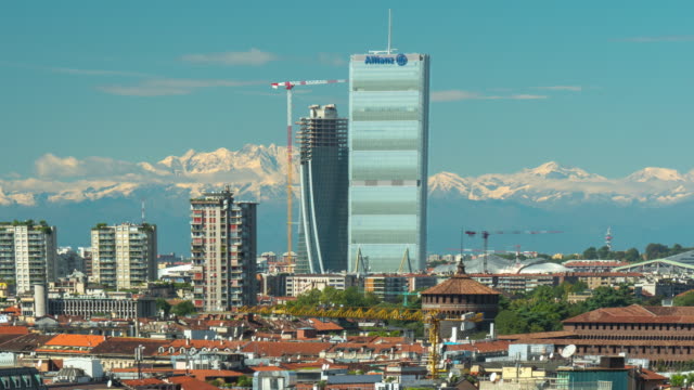 Italien-Tag-Mailand-Innenstadt-Konstruktion-auf-dem-Dach-Bergen-Stadtpanorama-4k-Zeitraffer
