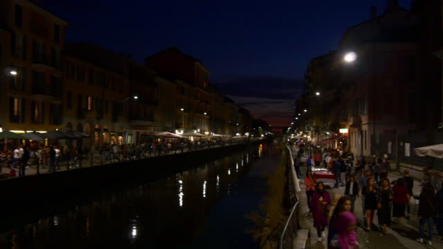 Italien-Mailand-Nacht-Beleuchtung-Navigli-Lombardi-Kanal-Restaurants-Buchtseite-Panorama-4k