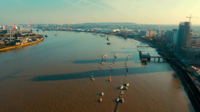 Weitwinkel-Luftaufnahme-von-Fluß-Themse-und-North-Greenwich-Halbinsel-in-London,-England,-UK