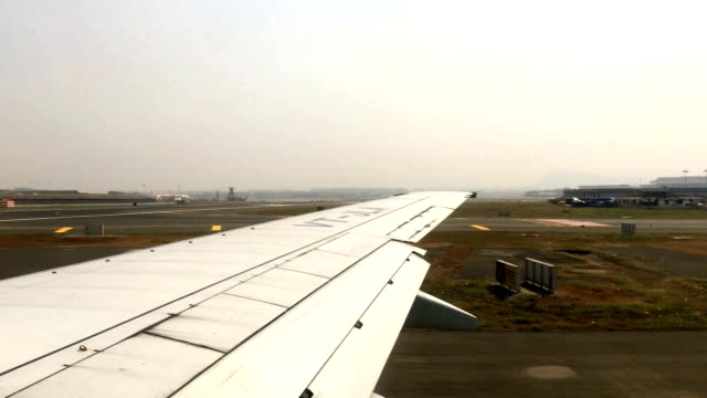GOA,-INDIA:-Avión-en-pista-en-aeropuerto-nacional