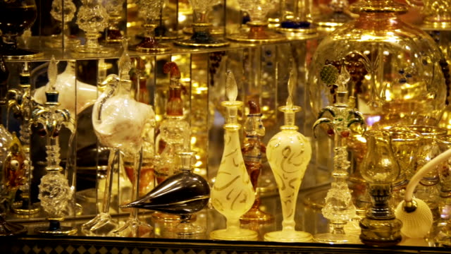 Botellas-de-aceites-esenciales-utilizadas-en-la-fabricación-de-perfumes-que-se-muestran-en-una-fila