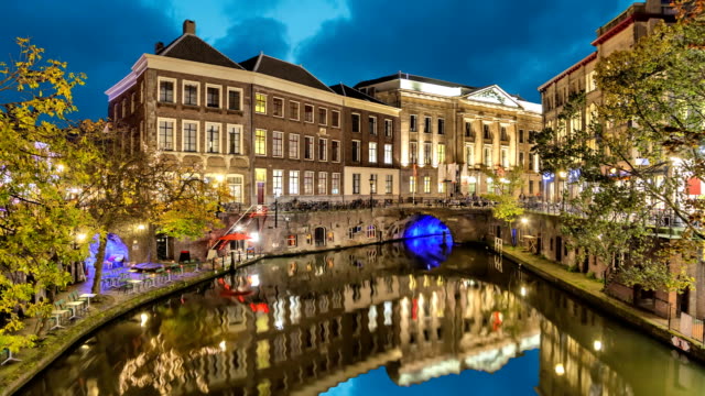 Canal-en-el-centro-de-la-histórica-ciudad-de-Utrecht,-por-la-noche