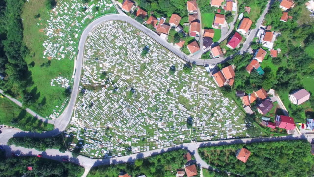 Luftaufnahme-des-bosnischen-Friedhofs