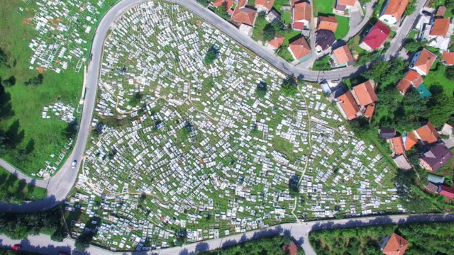 Über-bosnischen-Friedhof-fliegen