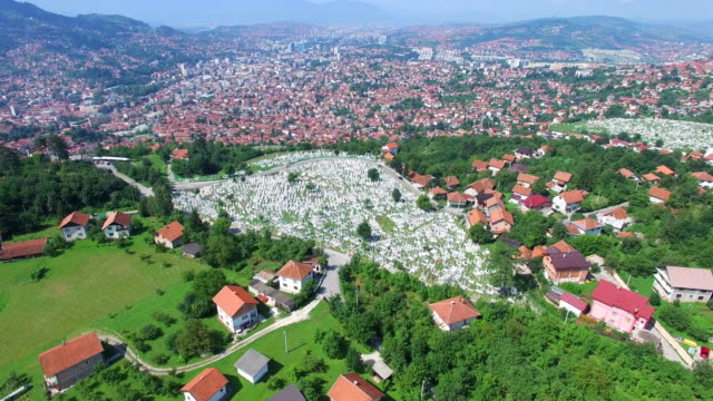 Fliegen-über-bosnische-Stadt-mit-muslimischen-Friedhöfen