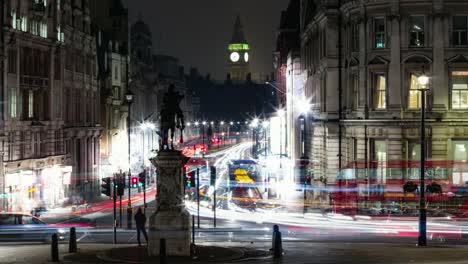 Lapso-de-tiempo-4K-de-tráfico-frente-a-Big-Ben-por-la-noche