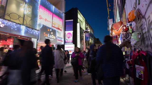 Time-lapse-de-los-peatones-en-la-estación-de-Harajuku-de-Takeshita-street-Tokio