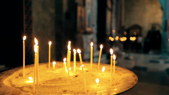Viele-Kerzen-brennen-in-einer-Kirche