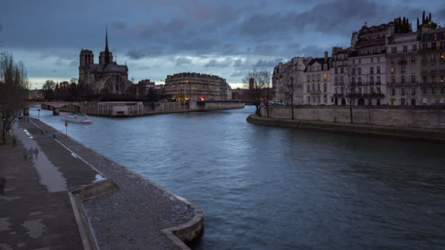 Paris---The-Seine-River-banks-by-Ile-Saint-Louis-and-Ile-de-la-Cite-with-Notre-Dame-Cathedral-(time-lapse)