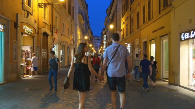 Italien-Rom-Stadt-Nachtbeleuchtung-walking-street-Panorama-4k