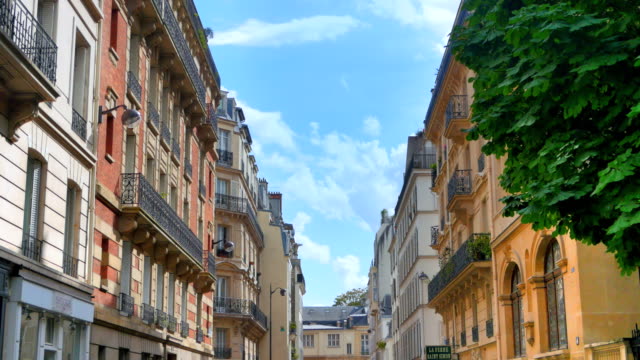 Hermosa-calle-de-París,-Europea-parisiense-francés-edificios,-vida-urbana