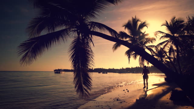 Meer-Sonnenaufgang-video.-Mädchen,-die-auf-der-tropischen-Insel-Strand-Punta-Cana