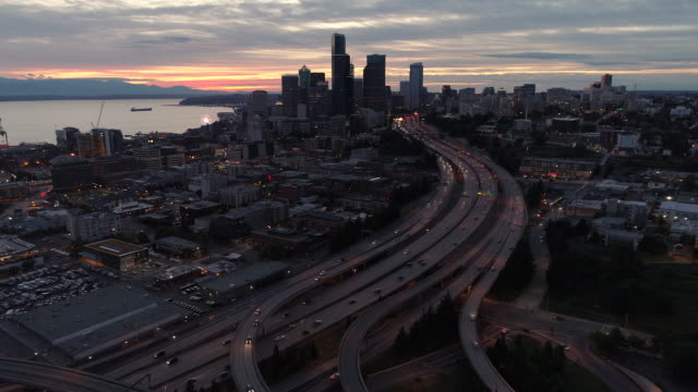 Hyperlapse-antena-de-edificio-de-rascacielos-de-la-ciudad-de-Seattle-luces-brillando-en-la-noche-en-un-impresionante-efecto-Visual