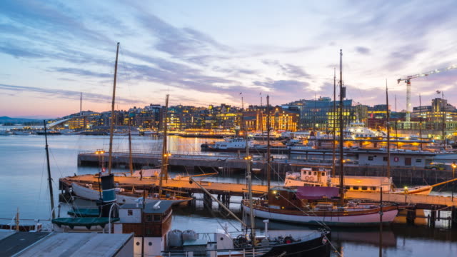 Zeitraffer-Video-der-Stadt-Oslo,-Oslo-Hafen-mit-Booten-und-Yachten-in-der-Dämmerung-in-Norwegen