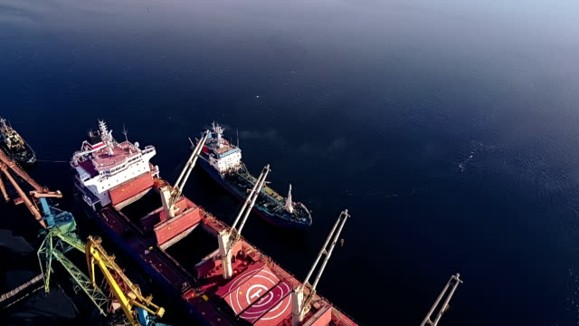 Frachter-im-Hafen-und-Tanker-oberhalb-von-Drohne
