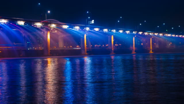 Banpo-Brücke-Regenbogen-Brunnen-zeigen-in-der-Nacht-in-Seoul,-South-Korea.--4K-ZEITRAFFER
