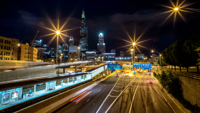 Chicago-Autobahn-bei-Nacht-Zeitraffer-Skyline-4K-1080p
