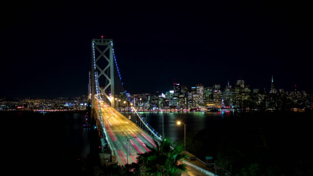 Die-Innenstadt-von-San-Francisco-und-die-Bay-Bridge-Nacht-Zeitraffer