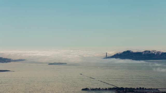 Niebla-en-el-San-Francisco-y-el-área-de-la-Bahía-por-el-puente-Golden-Gate-Timelapse