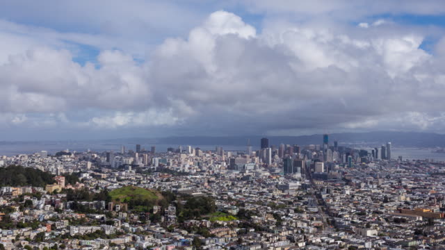 Centro-de-la-ciudad-de-San-Francisco-con-nubes-de-Twin-Peaks-día-Timelapse