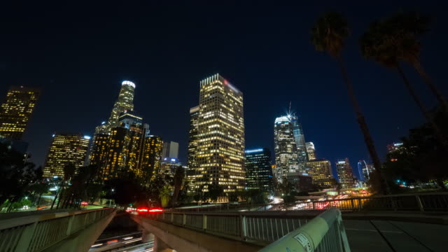 Die-Innenstadt-von-Los-Angeles-bei-Nacht-Zeitraffer